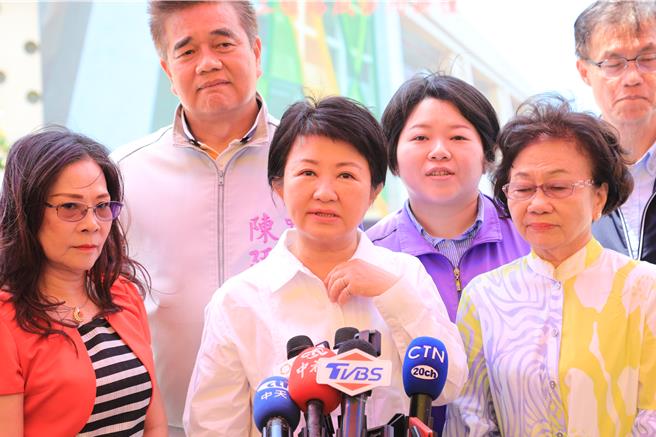 台中市长卢秀燕（中）15日指出，台中市卫生局已要求厂商暂时停业，目前进入调查阶段，最后检验结果公布后，市府将追究责任。（台中市政府提供／张妍溱台中传真）