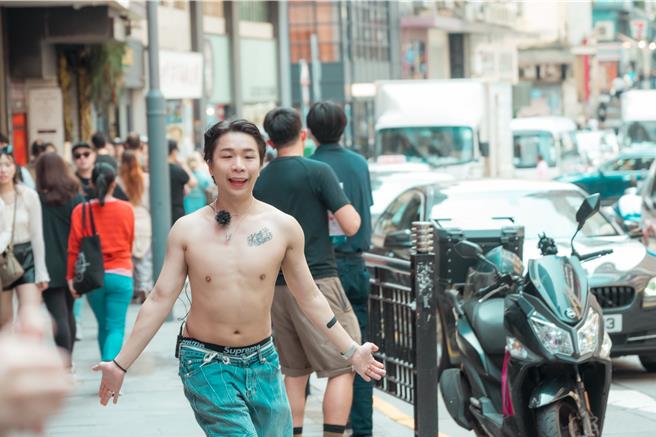 派翠克赤裸上半身在香港街頭漫遊。（東森綜合提供）