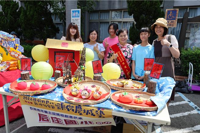 2024頭份四月八的重頭戲，媽祖遶境隊伍15日上午親臨市公所及市代會，由頭份12所小學所準備的青年爐主創意供桌，圖為后庄國小創意供桌。（謝明俊攝）