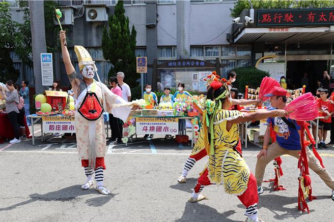 2024頭份四月八的重頭戲，媽祖遶境隊伍15日上午親臨市公所及市代會。（謝明俊攝）