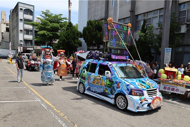 2024頭份四月八的重頭戲，媽祖遶境隊伍15日上午親臨市公所及市代會。（謝明俊攝）