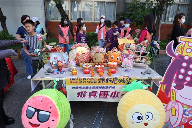 2024頭份四月八的重頭戲，媽祖遶境隊伍15日上午親臨市公所及市代會，市長羅雪珠偕同市代會主席溫宜靜與全體代表一同迎接媽祖。（謝明俊攝）