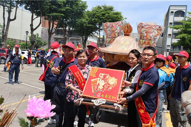 2024頭份四月八的重頭戲，媽祖遶境隊伍15日上午親臨市公所及市代會，市長羅雪珠偕同市代會主席溫宜靜與全體代表一同迎接媽祖。（謝明俊攝）