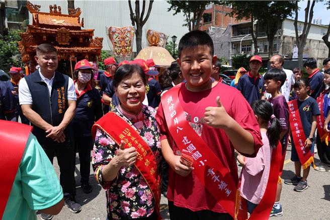 2024頭份四月八的重頭戲，媽祖遶境隊伍15日上午親臨市公所及市代會，由頭份12所小學所準備的青年爐主創意供桌，頭份市長羅雪珠與年輕爐主合影。（謝明俊攝）