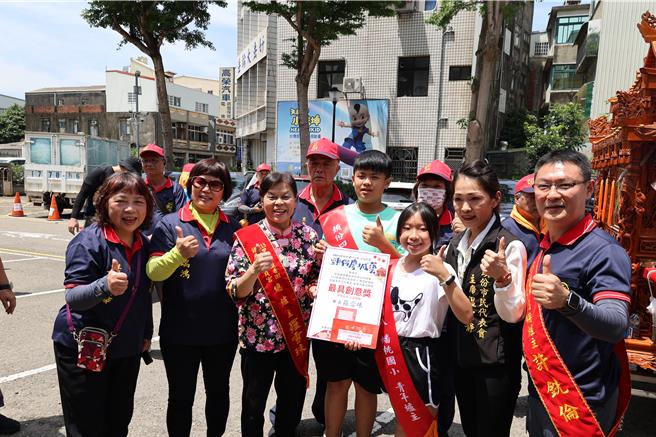 2024頭份四月八的重頭戲，媽祖遶境隊伍15日上午親臨市公所及市代會，頭份12所小學所準備的青年爐主創意供桌，獲得最佳創意獎的蟠桃國小及信德國小。（謝明俊攝）