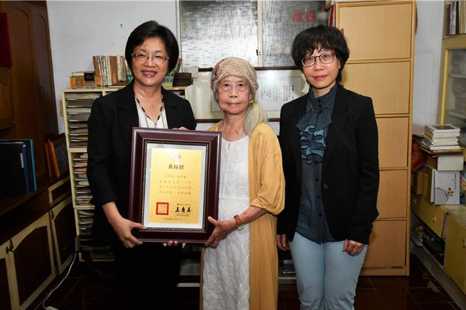 彰化縣長王惠美（左）15日前往已逝文學家林亨泰住家頒發表揚狀，由其夫人黃綺雲（中）、女兒林巾力（右）代為受獎。（彰化縣政府提供／孫英哲彰化傳真）