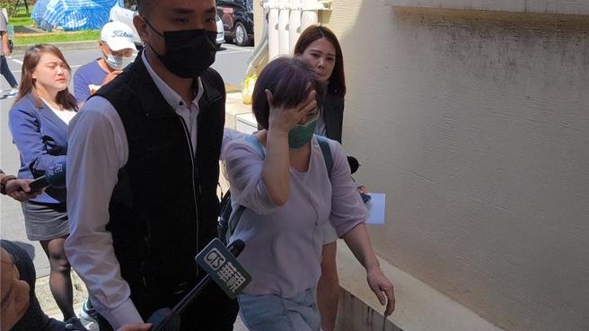 生母閨蜜與前夫疑提供毒品，遭警帶回偵訊。(高鈞麟攝)
