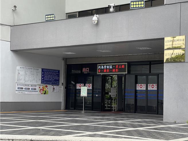 台中市36岁吴姓男子，未将烟蒂熄灭随手丢往草丛，进而引发火势，法官以犯《刑法》失火烧毁物品罪，判处拘役30日。（王煌忠摄）