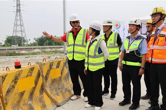 云林县长张丽善（左二）带领中促会厂商观摩水碓南桥改建进度，云林县府交工局长汪令尧（左一）解说。（周丽兰摄）