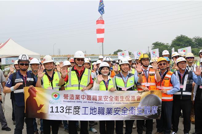 营造业中区职业安全卫生促进会（中促会）成员今到古坑乡水碓南桥改建现场观摩。（周丽兰摄）