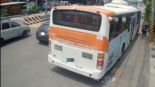 57歲高姓男子日前上午搭乘公車前往沙鹿拜訪友人，途中突心悸、喘不過氣，他緊急下車扶腰、步履蹣跚走進派出所求救。（烏日警分局提供／馮惠宜台中傳真）