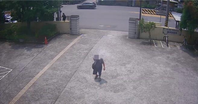 57歲高姓男子日前上午搭乘公車前往沙鹿拜訪友人，途中突心悸、喘不過氣，他緊急下車扶腰、步履蹣跚走進派出所求救。（烏日警分局提供／馮惠宜台中傳真）