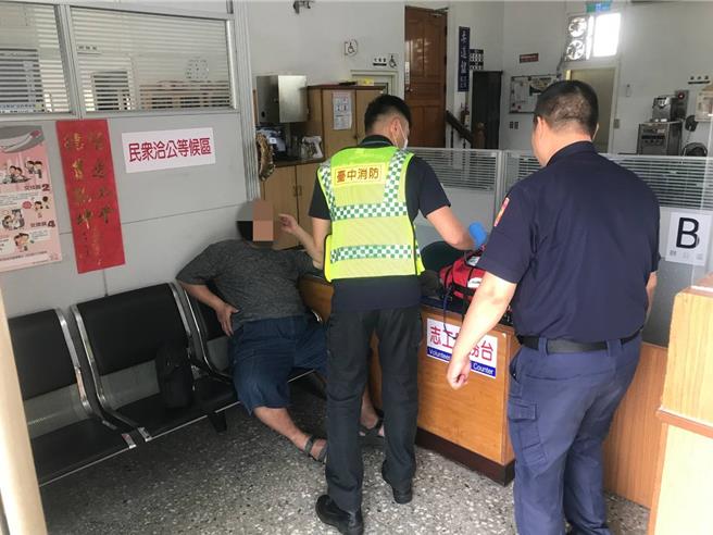 57歲高姓男子日前上午搭乘公車前往沙鹿拜訪友人，途中突心悸、喘不過氣，他緊急下車扶腰、步履蹣跚走進派出所求救。（烏日警分局提供／馮惠宜台中傳真）