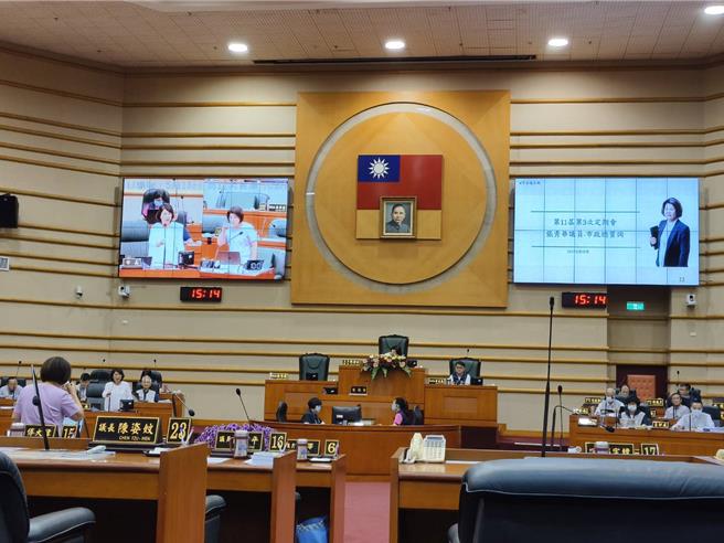 嘉义市议员张秀华质询市府组织再造、员额增编，市长黄敏惠答询盼中央及民代支持。（廖素慧摄）
