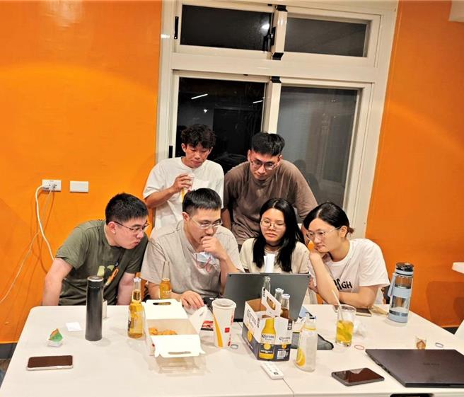 数据平台开发-JavaScrip与Laravel全端工程师培训班学员小欣与同学在宿舍讨论功课。（中彰投分署提供）