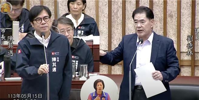 高市议员刘德林今（15）日质询时指出，近来高雄3大流行疾病登革热、肠病毒、新冠疫情三箭齐发，市长陈其迈强调，自己亲自督军，会戒慎恐惧，根据疫情调整策略。（柯宗纬翻摄）