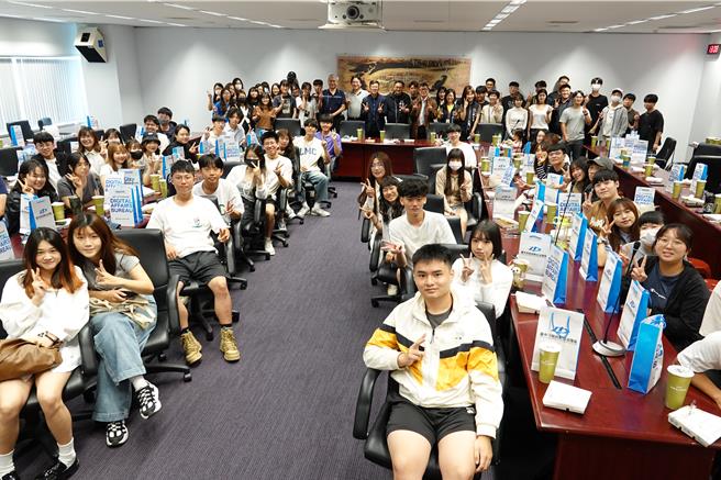 台中市府市政团队与东海大学政治系近百名师生交流，针对数位净零双轴转型及居住正义议题讨论。（台中市府提供）