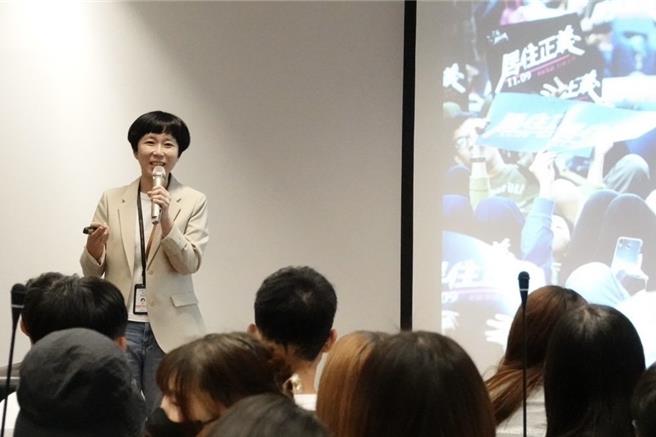 台中市府市政团队与东海大学政治系近百名师生交流，针对数位净零双轴转型及居住正义议题讨论。（台中市府提供）