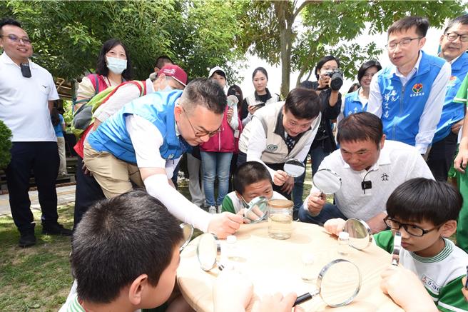 县长锺东锦与来宾放大观察孑孓活动情形。（苗栗县政府提供／李京升苗栗传真）