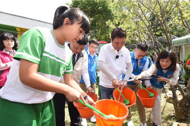 县长带来宾和小朋友示范刷争容器。（苗栗县政府提供／李京升苗栗传真）