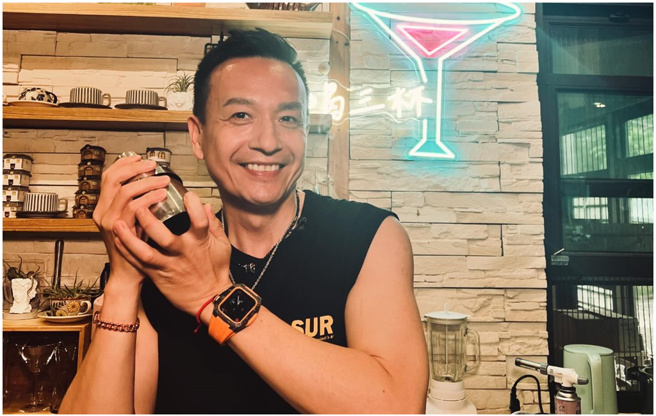 小钟夜店泡妞，竟然泡到跨性别者。（图／小钟脸书）