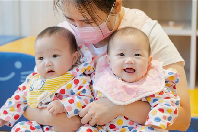 新竹市政府自去年起，提供準公共托嬰中心托育人員2年1次健檢補助1200元及滿3年久任獎金1萬元。（新竹市政府提供／王惠慧新竹傳真）