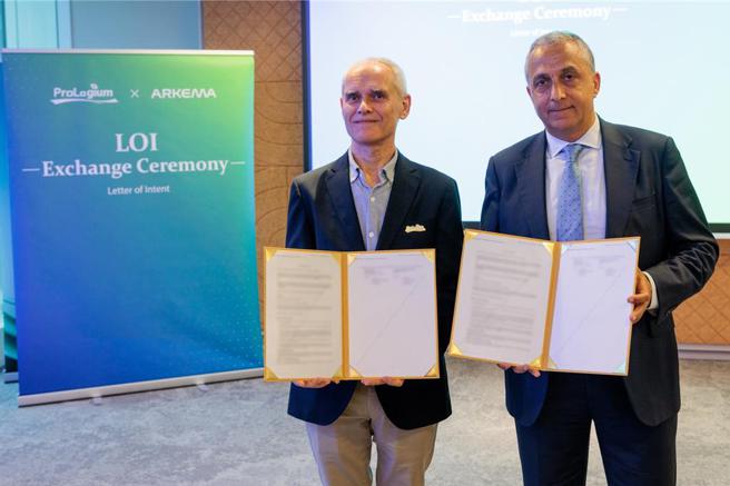 輝能與法國先進材料大廠Arkema簽訂了合作意向書，開發專為輝能次世代鋰陶瓷電池量身定制的前瞻高性能方案，計畫運用Arkema全方位且高度創新的電池材料，來協助輝能加速次世代鋰陶瓷電池開發的腳步。圖／輝能提供