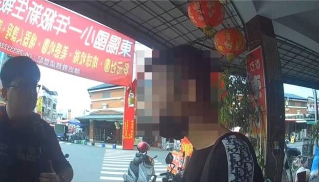 学甲警分局于昨日上午接获报案，疑似有提领车手在学甲区邮局提领现金，经学甲派出所员警前往，顺利将嫌犯（右）查获到案。（读者提供／张毓翎台南传真）