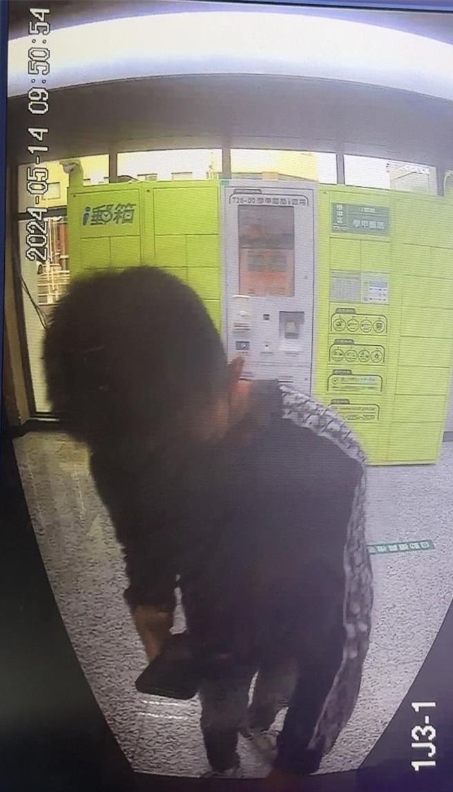 叶姓车手（图中）昨日到台南学甲一家邮局提领赃款，恰巧被休假的员警眼尖发现。（读者提供／张毓翎台南传真）