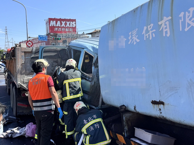 今（15日）下午14时6分许，台北市士林区洲美高架桥往士林方向发生一起严重车祸。（翻摄画面）