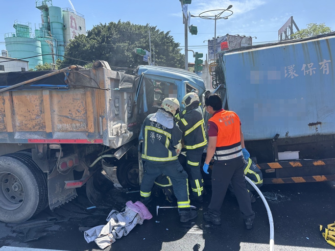 今（15日）下午14时6分许，台北市士林区洲美高架桥往士林方向发生一起严重车祸。（翻摄画面）