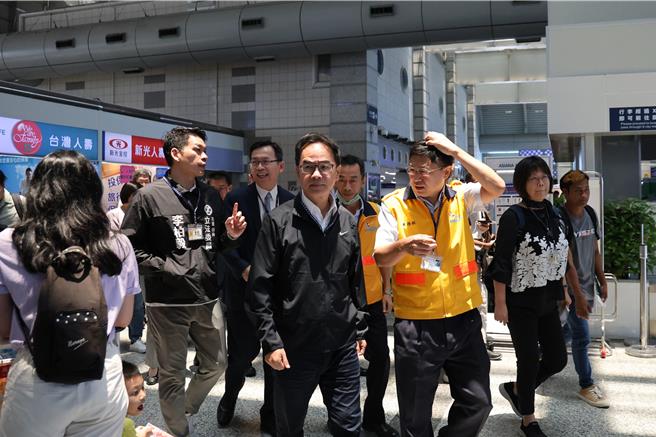 民进党籍立委李昆泽、许智杰及李柏毅15日邀请交通部次长林国显及民航局长至高雄小港国际机场考察。（李昆泽提供／洪浩轩高雄传真）