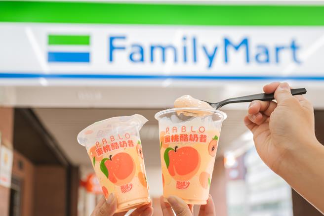 全家酷繽沙新品「蜜桃酷奶昔」，口感絲滑、層次豐富，原價65元、28日前會員價59元。（全家提供／朱世凱台北傳真）