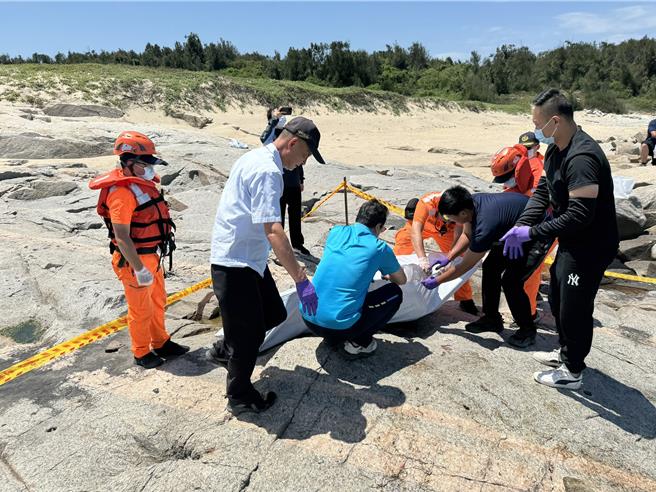 金门岸巡队15日上午接获金湖分局通报，在金门峰上湾岸际发现1具尸体（海巡署提供／于家麒金门传真）