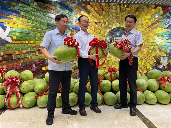 台中市警局购入200颗花莲大西瓜，并鼓励各分局今年度办理「绩优员警旅游活动」，优先以花莲现为主，希望藉此抛砖引玉，为花莲观光经济注入活水。（警方提供／王煌忠台中传真）