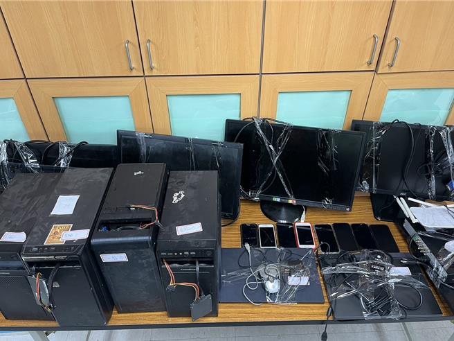 警方查扣到電腦、手機等贓證物。（翻攝照片／林郁平台北傳真）