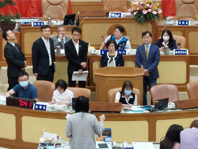 三芝衛生所興建已42年，民進黨新北市議員鄭宇恩指出，衛生所老舊無電梯，不方便長輩就診，鄰近的三芝清潔隊廳舍與幼兒園建物也都逾40年，建議於三芝規畫行政園區。（陳慰慈攝）