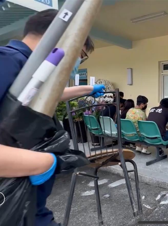 检警15日解剖厘清张姓男子死因，警方携带铸铁木椅等10多种犯案凶器到场。（民眾提供／杨静茹南投传真）