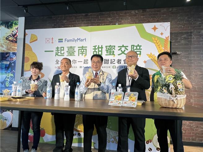 台南市长黄伟哲15日与全家生鲜现做调理部生鲜採购资深经理陈友和、福和生鲜农产公司董事长邱进福、农业局副局长陈仲杰、山上区农会推广部主任田安妃等人，一起DIY制作「台南甜-凤梨可尔必思」，行销台南凤梨。（洪荣志摄）