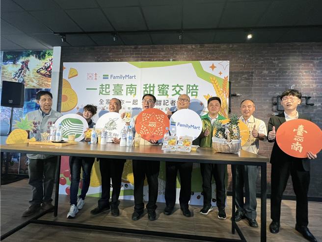 台南市长黄伟哲15日与全家生鲜现做调理部生鲜採购资深经理陈友和、福和生鲜农产公司董事长邱进福、农业局副局长陈仲杰、山上区农会推广部主任田安妃等人，一起行销台南凤梨。（洪荣志摄）
