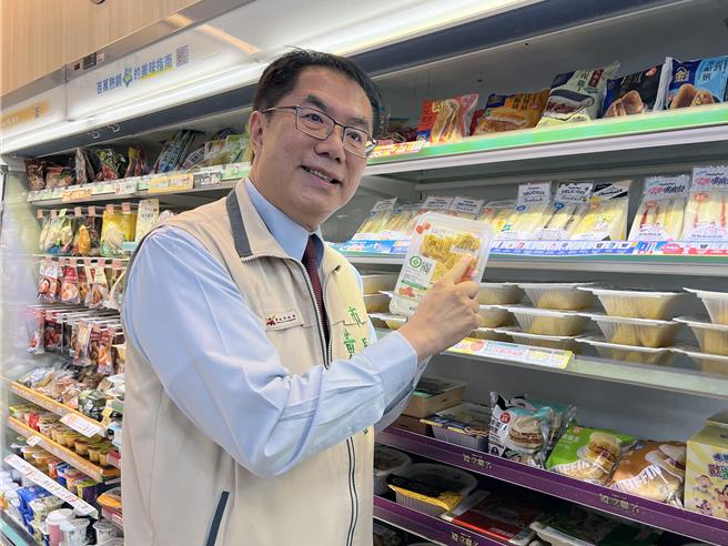 台南市长黄伟哲15日现身全家便利商店行销「台南400凤梨截切鲜果盒」。（洪荣志摄）