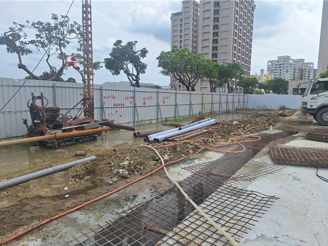 善化区莲潭里阳光三路一处私人建地在围篱内施工，开挖约一米深时，挖断天然瓦斯管线，造成瓦斯外漏。（民眾提供／宝智华台南传真）