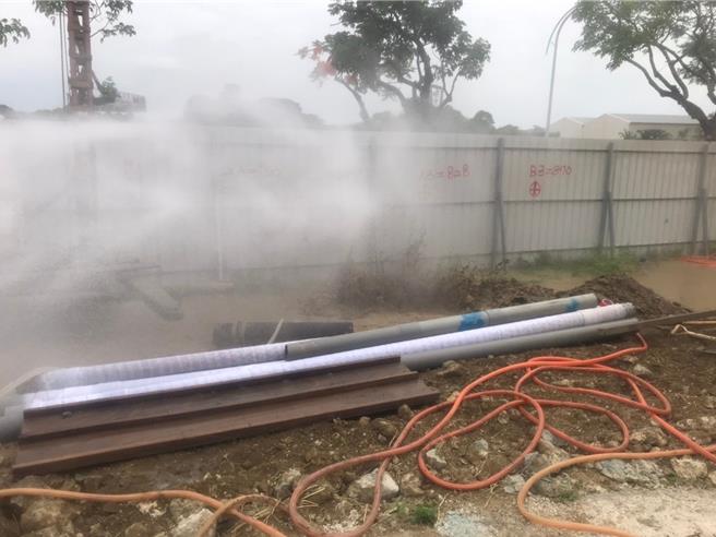 抢救人员以洒水喷雾方式降低瓦斯浓度。（民眾提供／宝智华台南传真）