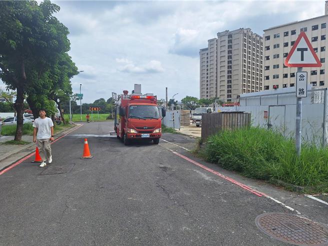 台南市消防局派员抵达抢救。（民眾提供／宝智华台南传真）