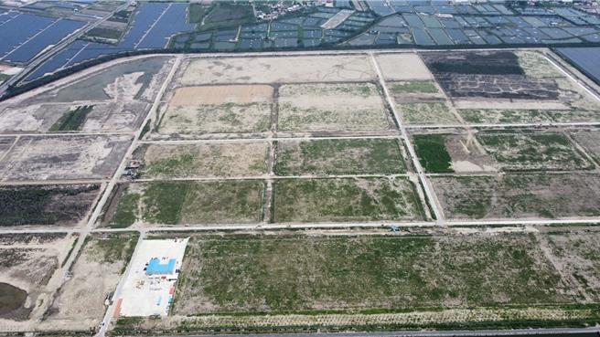 七股科技工业区开发基地总面积为141.15公顷，其中供厂商建厂的产业用地共84.8公顷；图为空拍图。（台南市政府经发局提供／张毓翎台南传真）