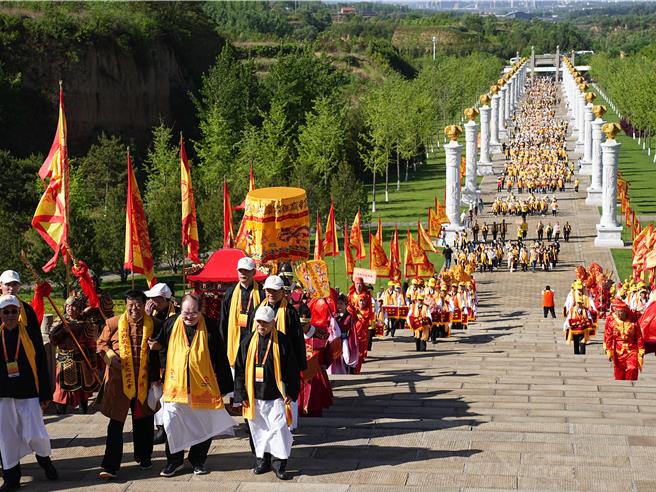 2024年甲辰年海峡两岸同胞神农炎帝故里民间拜祖典礼今(15)日在大陆山西省高平的炎帝陵举办，由主祀神农大帝的先啬宫董事长李乾龙以及中华神农协进会理事长李火炎带领约1000名台湾各宫庙人士前往参加。(黄敬文摄)