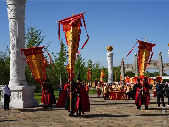 祭祀队伍从炎帝陵的正门牌坊出发，经朝圣大道登上炎帝大殿进行祭典。(黄敬文摄)