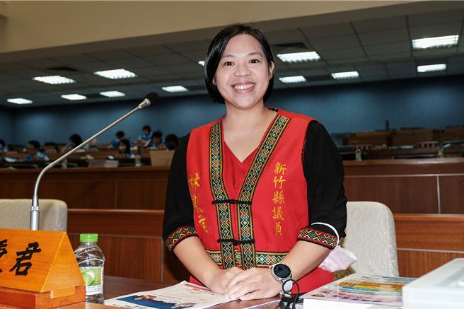 新竹縣議員林秉君15日在議會總質詢時，建議內政部住都中心興建的社會住宅，多增加提供給弱勢原民。（羅浚濱攝）