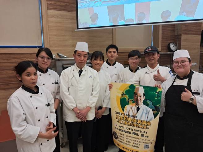 日本飯店料理長神山亮師傅(左3)與前置工作同學們合照。(照片/健行科技大學提供)