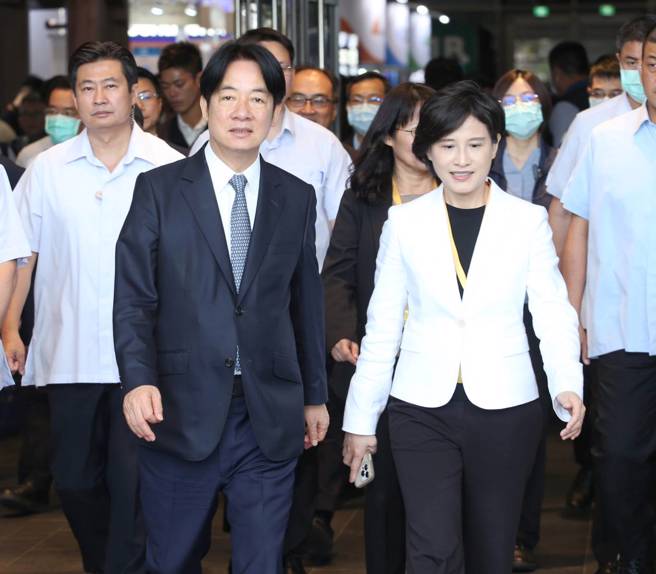 準總統賴清德（左）15日出席「2024臺灣資安大會」，致詞承諾，未來會持續支持資安產業，政府會循以往，與資安產官學共同合作，推動台灣資安產業更上一層樓。準行政院副院長鄭麗君（右）陪同。（王英豪攝）